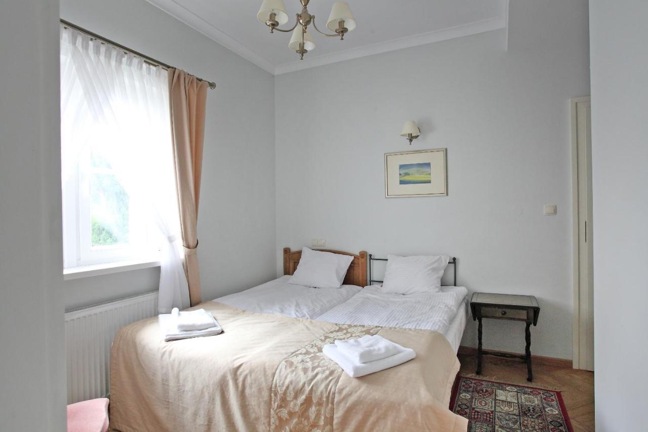 Palac W Debinie Krzeszkowice Bagian luar foto